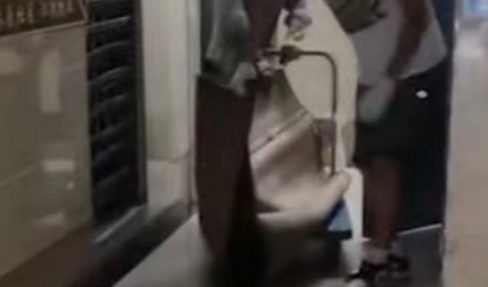 现场曝光！南京90后情侣退租后房内狼藉，边牧遗弃角落奄奄一息 