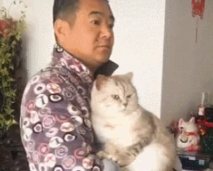 老爸早上起来第一件事就是哄猫，绝对是亲生的，网友：还长得挺像