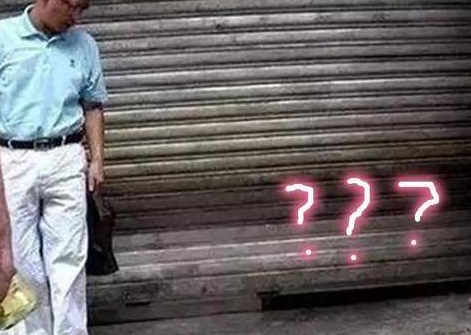 二哈头卡在卷闸门下，路人跑去营救，下一秒却被气疯了 