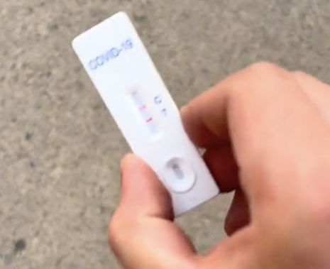 网友扔垃圾时狗狗捡了个东西，网友抢来一看吓了一跳，顺手牵阳？