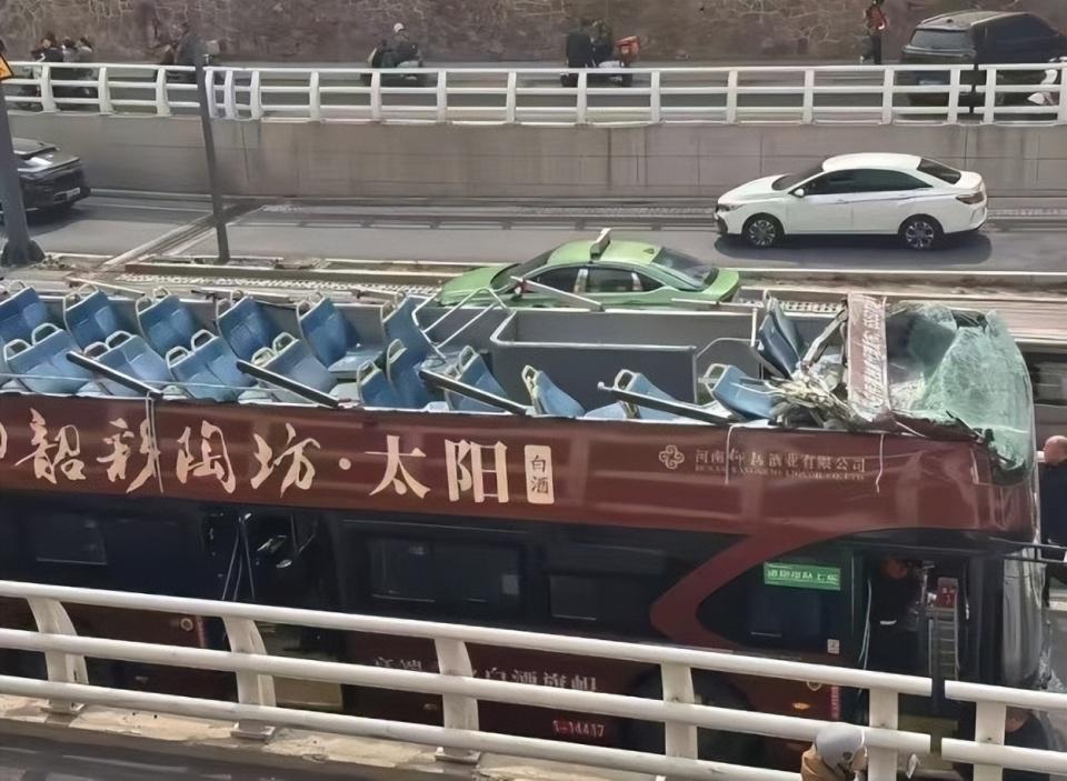 双层巴士误入隧道车顶被削 郑州通报