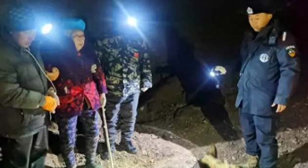 警犬搜寻，民警3小时找到失联老人