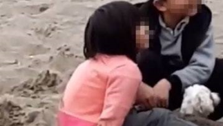 台湾祖孙3人，寒风中沙滩埋狗挨轰，兽医：沙子可致狗狗呼吸困难