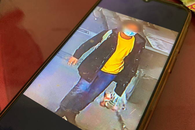 男子用鱼镖射杀多只上海小区流浪猫，经教育上交杀猫工具