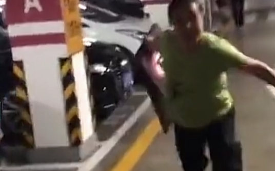 人比狗还狂。沈阳一男子提醒遛狗要牵绳，谁料狗主人抄家伙打人 
