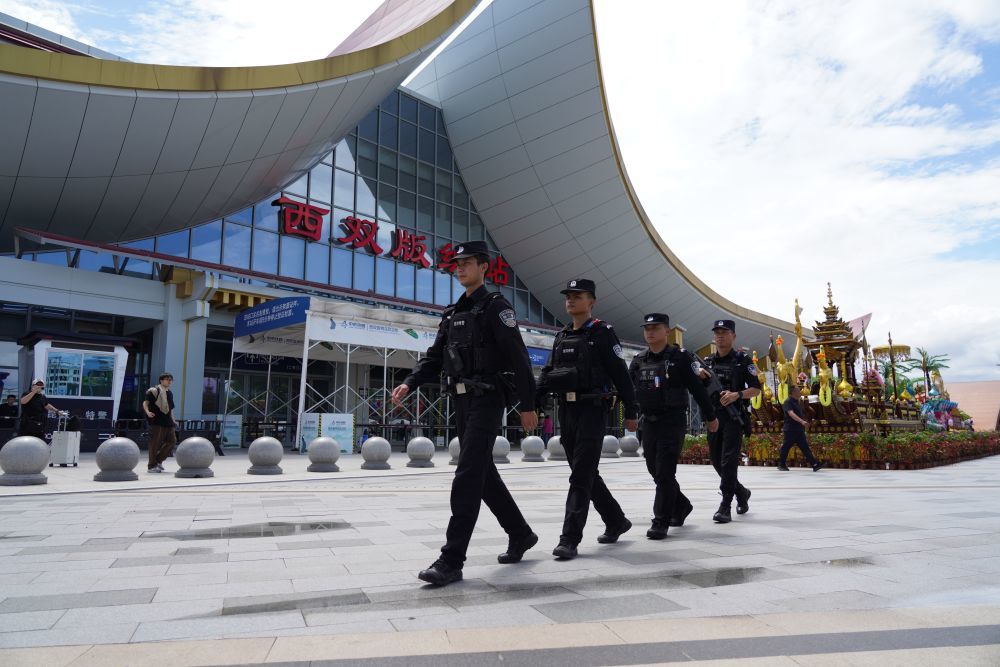 西双版纳警方护航“五一”假期，保障游客安全文明旅游。（余立武摄）