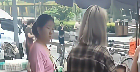 女子遛狗不管狗，吓到小孩还大言不惭：你管得着吗
