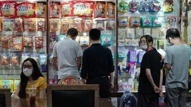 萌宠经济：年轻人花钱求“治愈”？