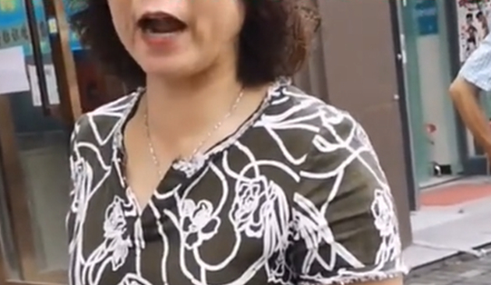 湖北宜昌：狗狗乱撒尿被好心提醒，大妈怒怼路人：又没尿你家里