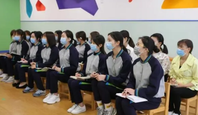 有的学校保安将流浪狗伤亡，有的高校为了救狗，放掉了护校河的水