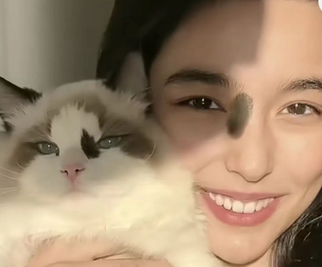 “说出来你可能不信，我的猫和我撞脸啦，长得一毛一样！”