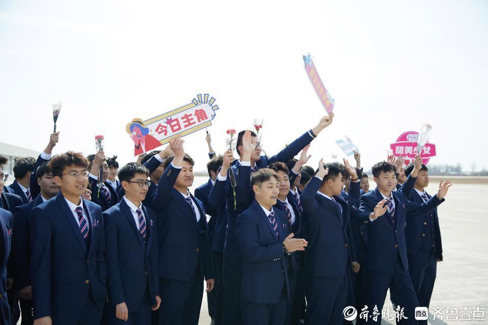 60名男生为班上唯一女生送惊喜