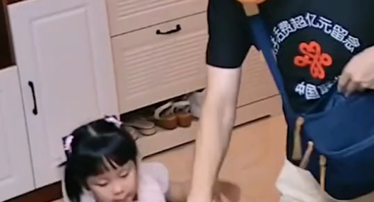 争宠！广东一男子问女儿养猫还是养爸爸，女儿回复亮了：养猫吧