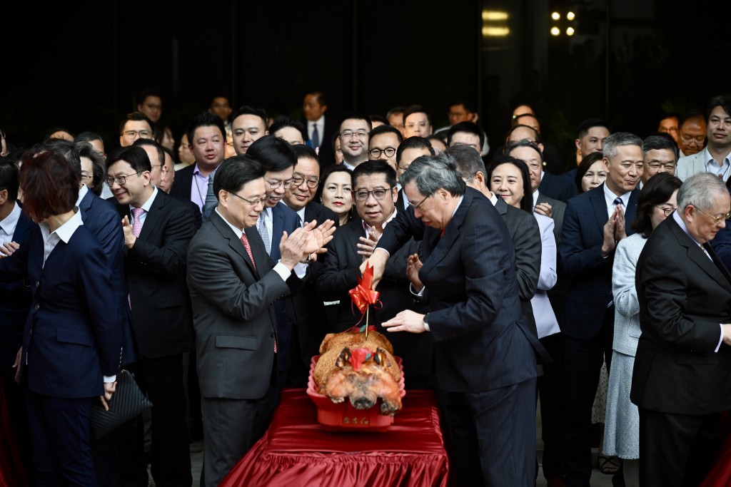 竣工仪式切烧猪。