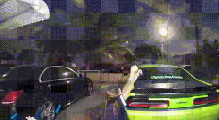 为抢两只小奶狗，美国女子和3名少年火拼，子弹横飞差点被爆头