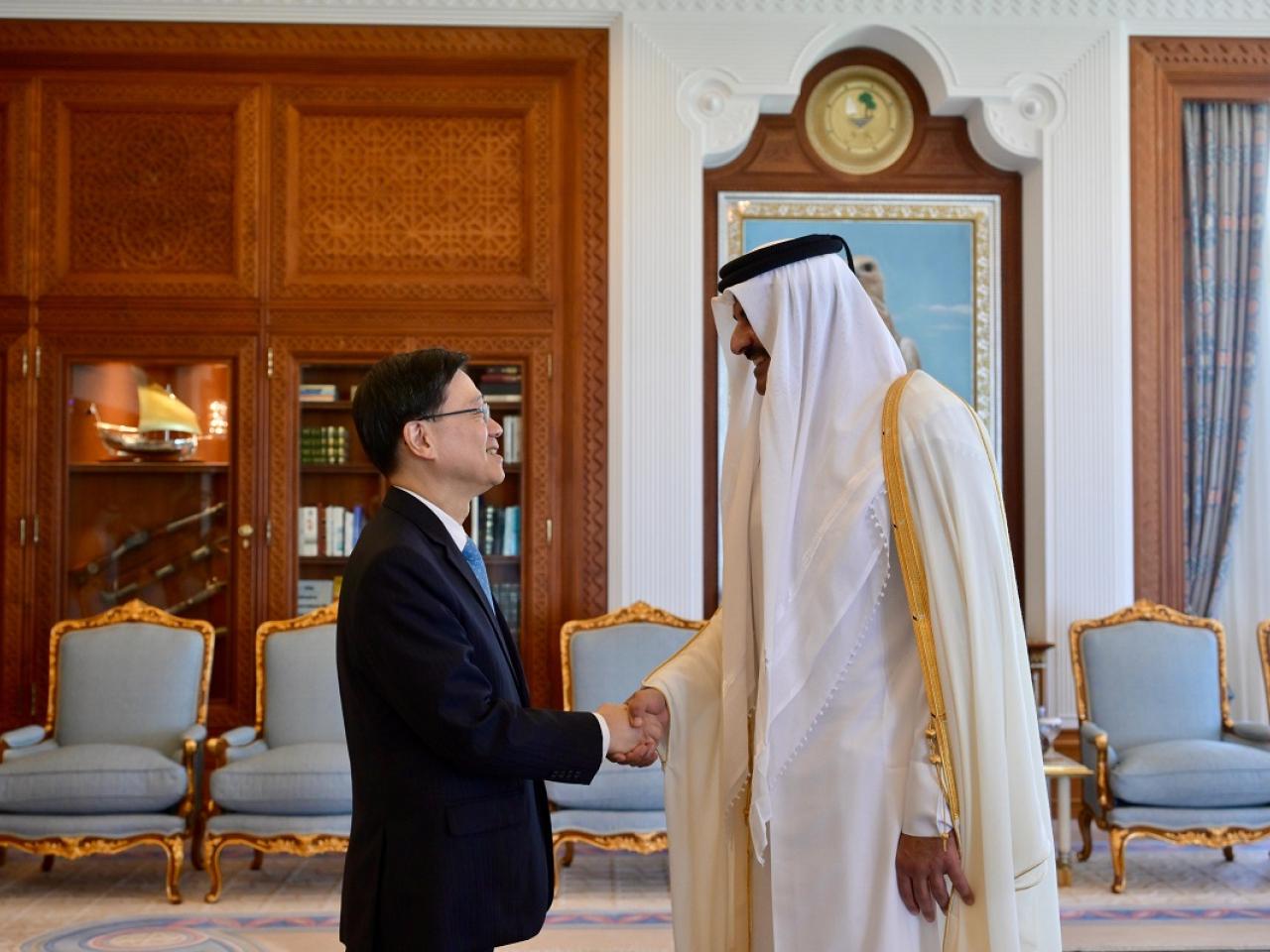 李家超（左）在卡塔尔与卡塔尔埃米尔（国家元首）Tamim bin Hamad Al Thani（右）会面。(政府新闻处)