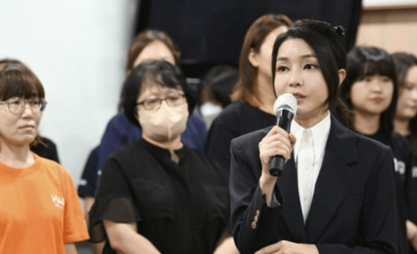 韩“第一夫人”力推“禁食狗肉”令，狗肉养殖协会：考虑把200万只狗扔到首尔街头 