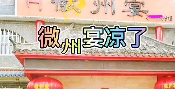 湖北宜昌：狗狗乱撒尿被好心提醒，大妈怒怼路人：又没尿你家里