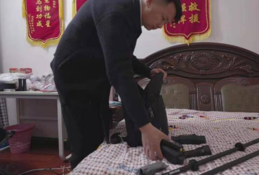 “吸猫”“撸狗”成年轻人新生活方式 中国宠物经济催生新职业