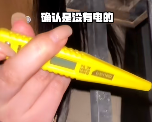 狗狗每到一楼就垂尾炸毛，到底是什么能让“镇宅”的五黑犬都瑟瑟发抖？