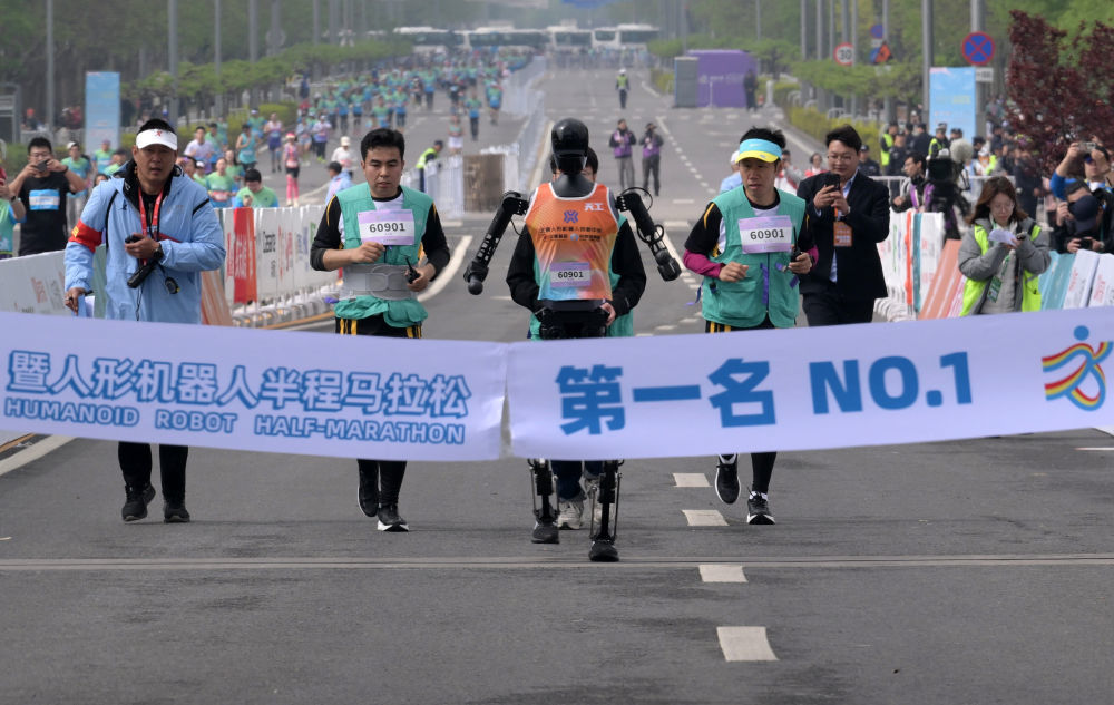 2025年4月19日，2025北京亦庄半程马拉松暨人形机器人半程马拉松在北京亦庄举行。新华社记者 李贺 摄