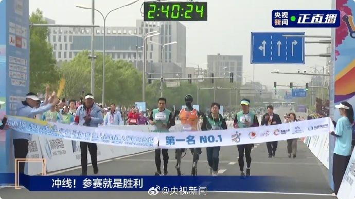 冲线！“天工”夺得全球首个人形机器人半马冠军