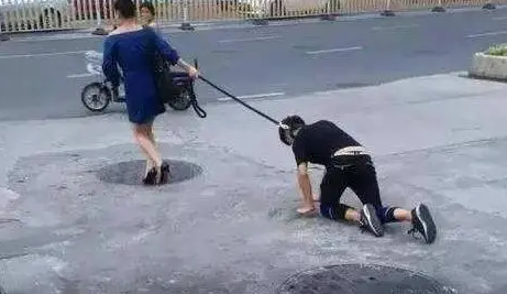 小伙被女友用狗链子牵着，跪地爬行，民警被告知：这是我们家事