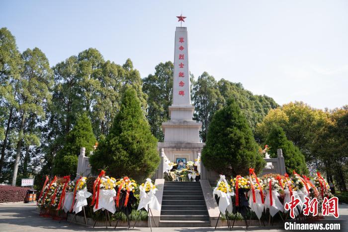 清明，陈祥榕烈士画像前，摆满了鲜花和他爱吃的橘子……