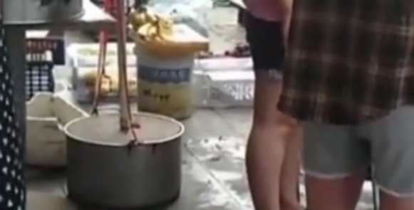 女子遛狗不管狗，吓到小孩还大言不惭：你管得着吗