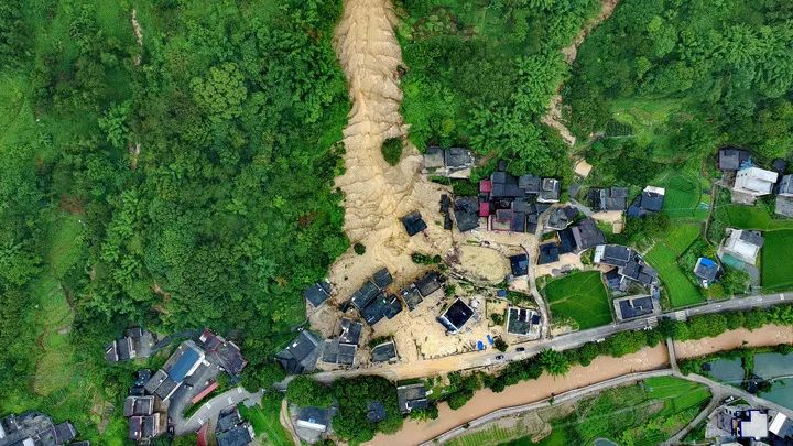 惊心动魄！村民撤离后仅一小时，5000立方米土石倾泻而下