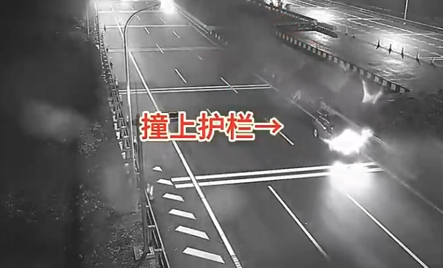 狗狗全责?车内2狗打闹男子劝架撞上高速护栏