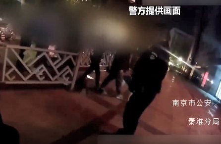 暖心一幕！导盲犬带主人吃火锅迷路，江苏民警护送五位视障人士