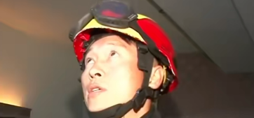小奶猫误踩粘鼠板，被困吊顶夹层中，救援过程暖心又感人