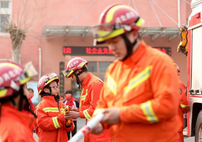 半月谈：摘马蜂窝、救宠物占大警力，基层消防需要减减“副”