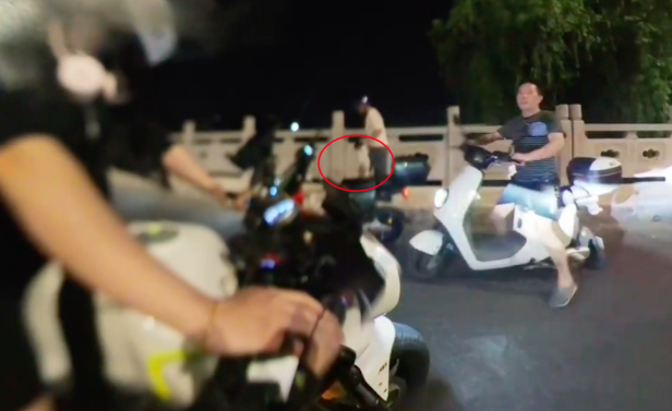 女生遇狗贩子抓流浪狗，鼓足勇气骑车去拦截！结果舒适却有遗憾！
