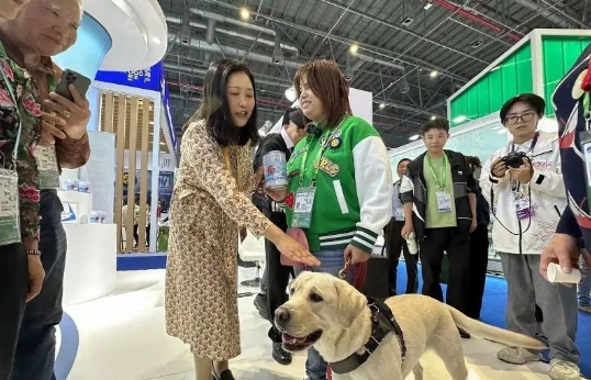 导盲犬在进博会羊奶粉展台“闹罢工”！
