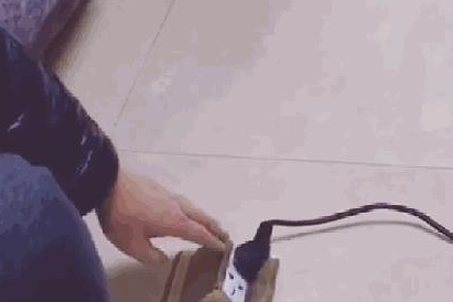 铲屎官套路柴犬，假装触电了，狗子的反应太暖心 
