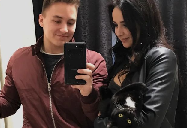 这只小黑猫，主动碰瓷主人，并且还给主人带来了一位女朋友