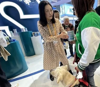 导盲犬在进博会羊奶粉展台“闹罢工”！