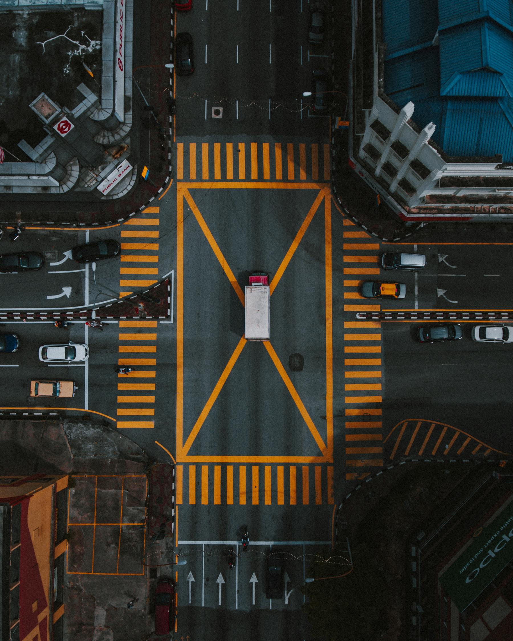 地铁站旁通道放满无人看管行李箱，城市新现象背后的社会观察