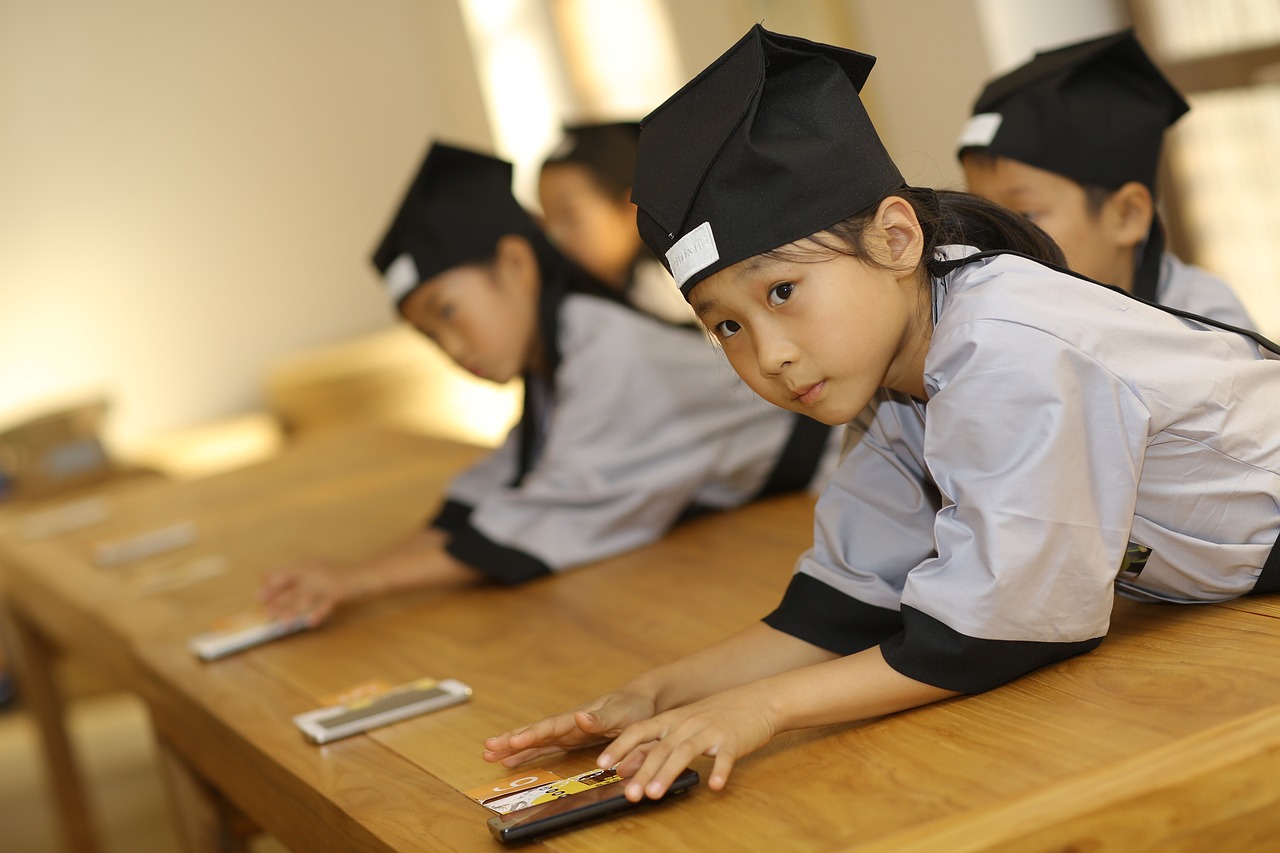 湖北回应学校附近发生事故，确保校园安全，守护学生成长