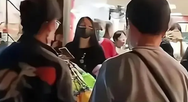 武汉餐馆虐杀怀孕母狗后续：爱狗人士送花圈，堵门拍照致餐馆关门