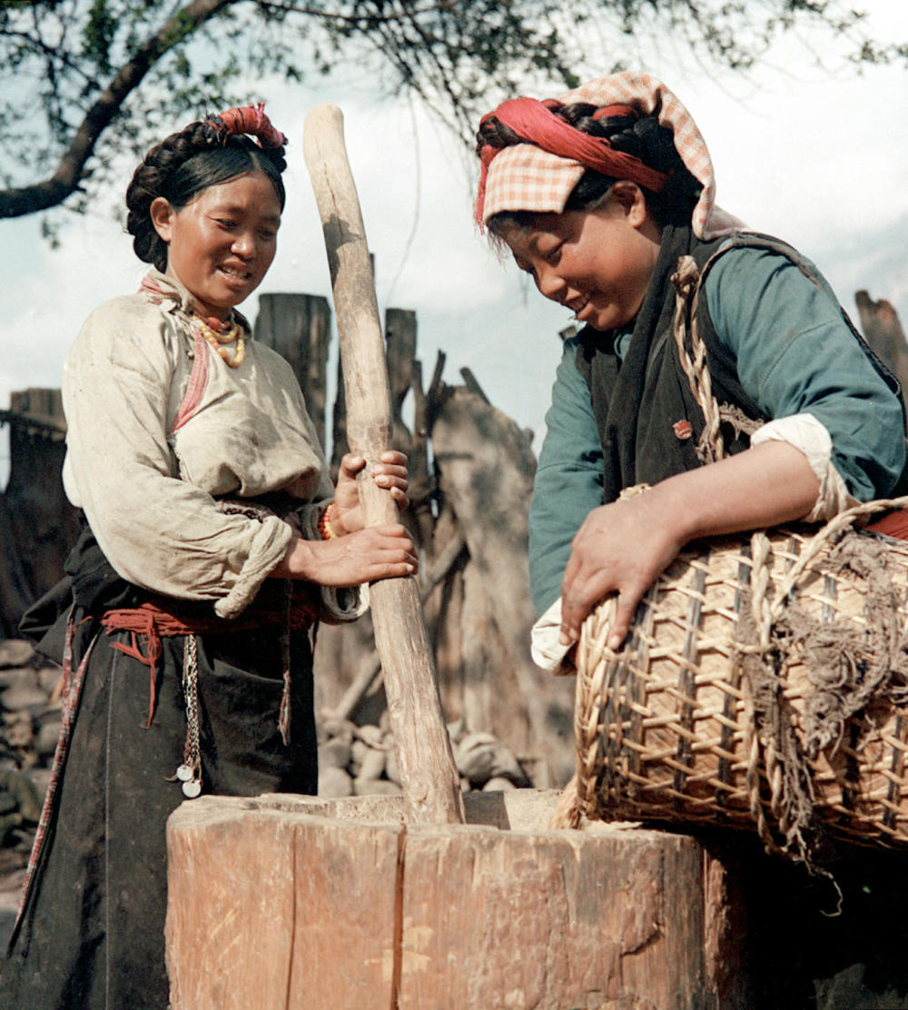 1965年9月，林芝原察隅地区农民在劳动。新华社记者 马竞秋 摄