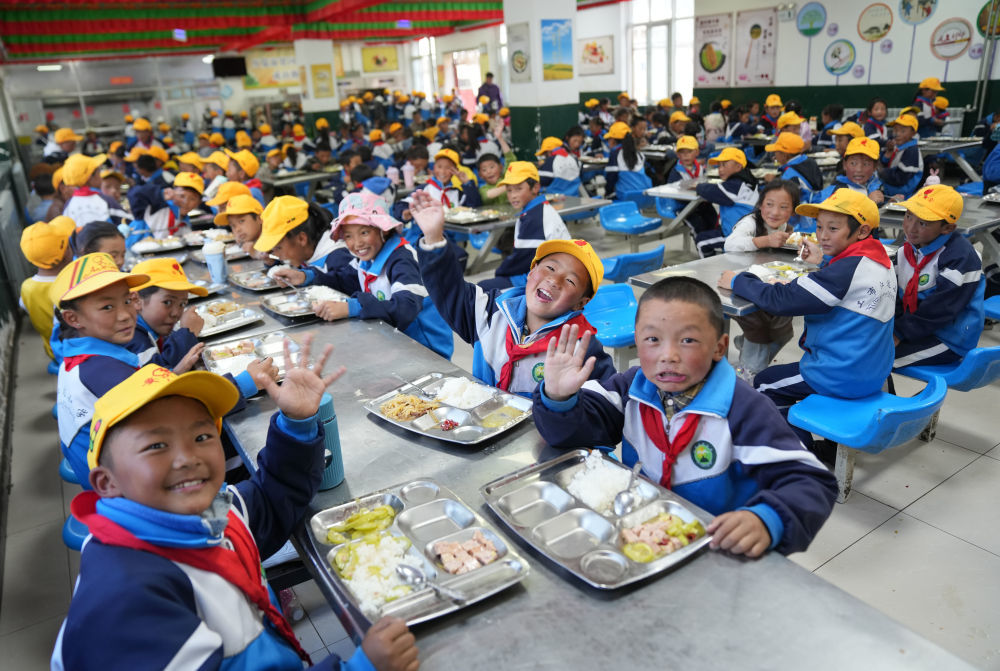 2024年9月3日，西藏林芝市工布江达县娘蒲乡中心小学的学生们在享用午餐。新华社记者 晋美多吉 摄