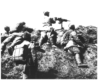 把伟大抗战精神一代代传下去（铭记历史 缅怀先烈）