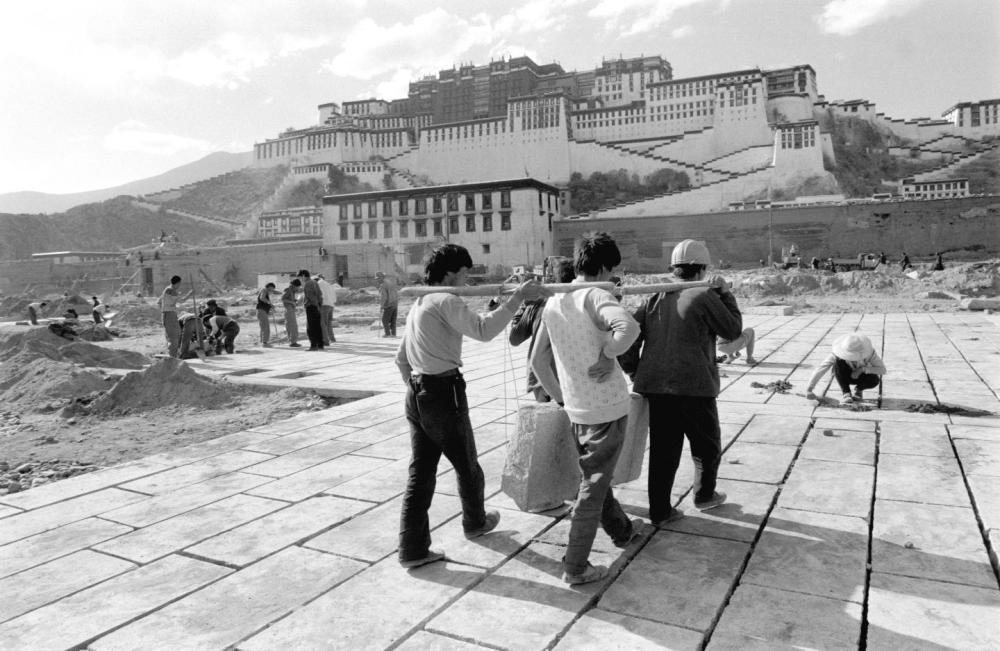 1995年9月拍摄的建设中的布达拉宫广场工程。新华社记者 土登 摄
