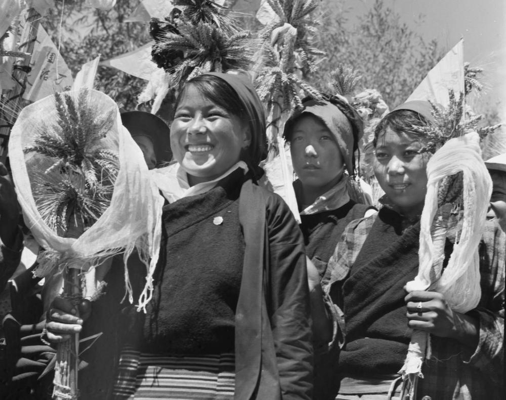 1965年9月，人们举着丰收的麦穗庆祝西藏自治区成立。新华社记者 马竞秋 摄