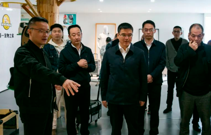 平阳县委书记章寿禹在开展主题教育专题调研，开拓宠物经济新蓝海