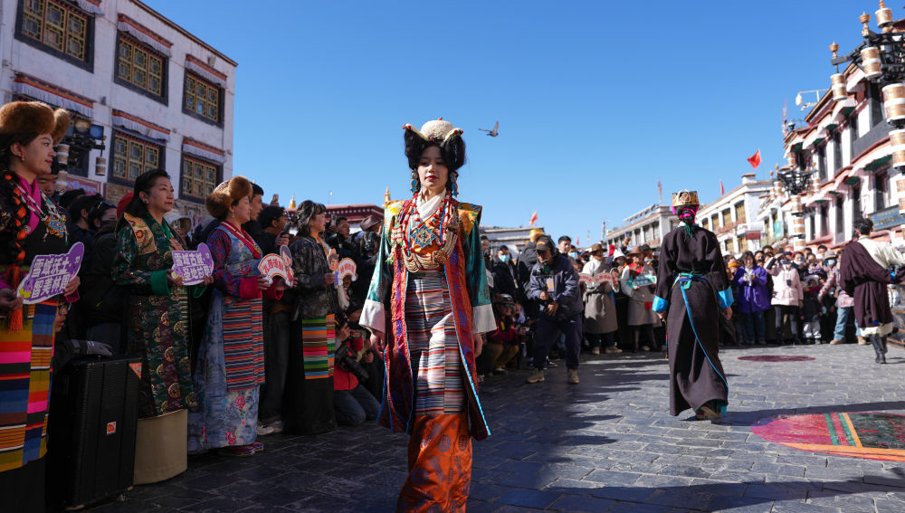 2025年1月3日，“拉萨新年服饰秀”上模特在拉萨八廓街巡游。新华社记者 晋美多吉 摄