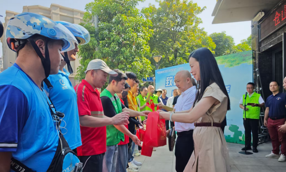 致敬城市奔跑者 夏日清凉送到手——仓山区关爱新就业群体慰问活动